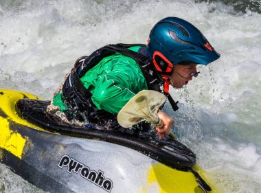 Augsburg, Almanya-16 Haziran 2019: Augsburg 'daki Eiskanal 'da Whitewater Kano