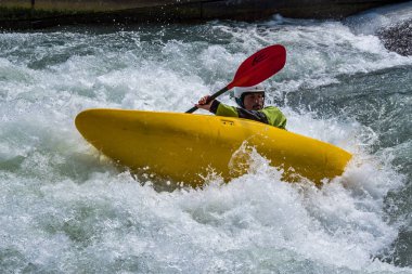 Augsburg, Almanya-16 Haziran 2019: Augsburg 'daki Eiskanal 'da Whitewater Kano