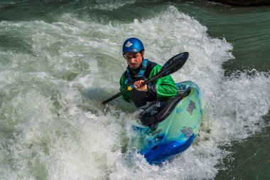 Augsburg, Almanya-16 Haziran 2019: Augsburg 'daki Eiskanal 'da Whitewater Kano