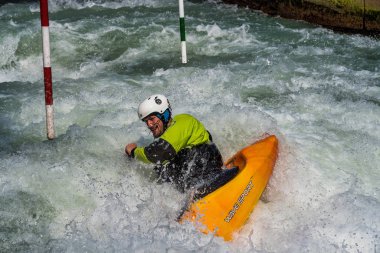 Augsburg, Almanya-16 Haziran 2019: Augsburg 'daki Eiskanal 'da Whitewater Kano