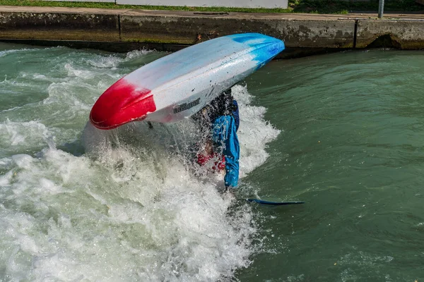 Augsburgo, Alemania - 16 de junio de 2019: Kayak de aguas bravas en el Eiskanal en Augsburgo —  Fotos de Stock