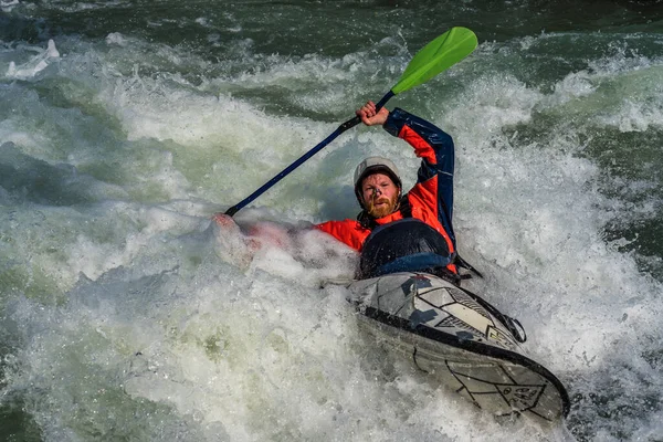 Augsburg, Németország-június 16, 2019: Whitewater kajakozás, extrém kajak az Eiskanal Augsburgban — Stock Fotó