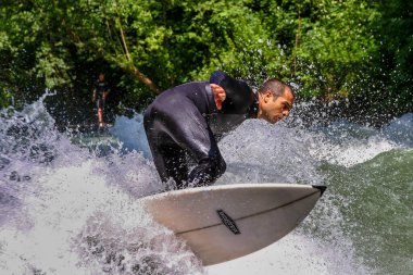 Münih, Almanya-Temmuz 13, 2019: şehir nehrinde sörfçü Eisbach denilen