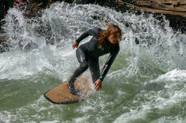 Münih, Almanya-Temmuz 13, 2019: şehir nehrinde sörfçü Eisbach denilen