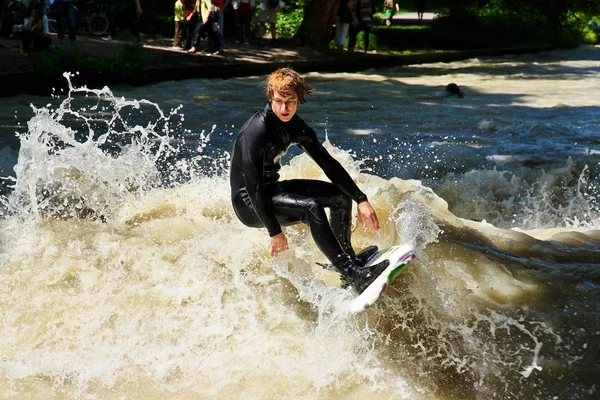 Munique, Alemanha - 13 de julho de 2019: Surfista no rio da cidade chamado Eisbach — Fotografia de Stock