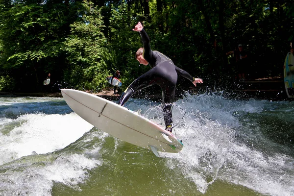 München, Németország-július 13, 2019: Surfer in the City River nevű Eisbach — Stock Fotó