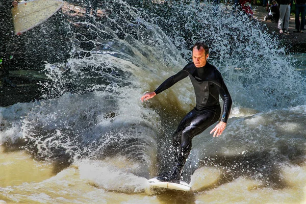 Munique, Alemanha - 13 de julho de 2019: Surfista no rio da cidade chamado Eisbach — Fotografia de Stock