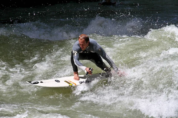 München, Németország-július 13, 2019: Surfer in the City River nevű Eisbach — Stock Fotó