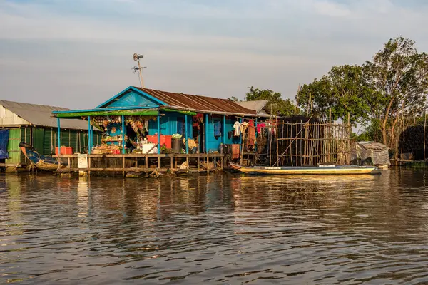 Pueblo flotante, Camboya, Tonle Sap, isla de Koh Rong . — Foto de Stock