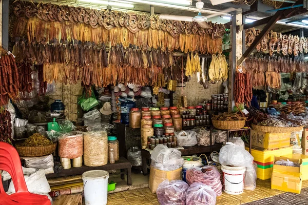 El Viejo Mercado con muchas tiendas de recuerdos en Siem Reap, Camboya — Foto de Stock