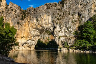 Pont Darc, Fransa 'daki Ardeche Nehri üzerindeki kaya kemeri.