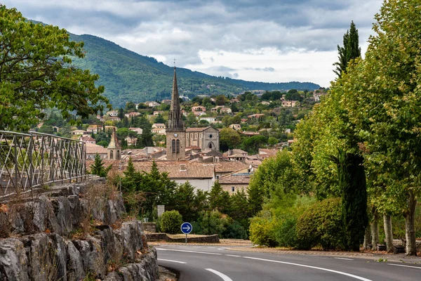 Vista del pueblo Les Vans en Ardeche, Francia — Foto de Stock