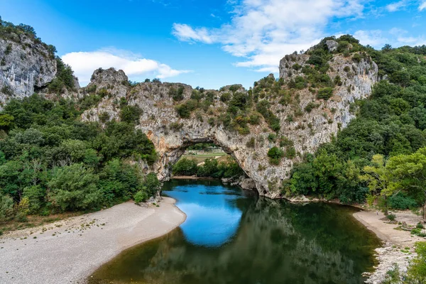 Pont Darc, Fransa 'daki Ardeche Nehri üzerindeki kaya kemeri.