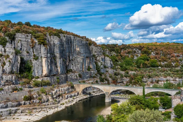 A ponte sobre o rio Ardeche perto da antiga aldeia Balazuc na França — Fotografia de Stock