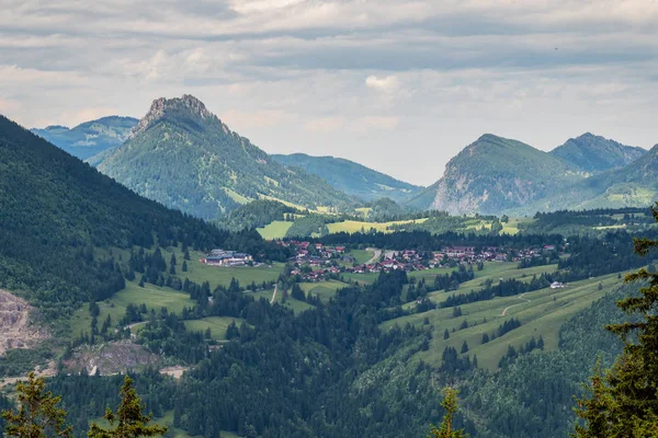 Krajina kolem Bad Hindelang v Bavorsku, Německo — Stock fotografie