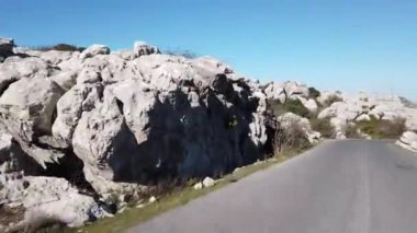 Torcal de Antequera, Malaga, İspanya. Kayaların eşsiz şekli, 150 milyon yıl önce meydana gelen erozyondan kaynaklanmaktadır. Jurasik Çağ sırasında, tüm dağ deniz suyu altındaydı.. 