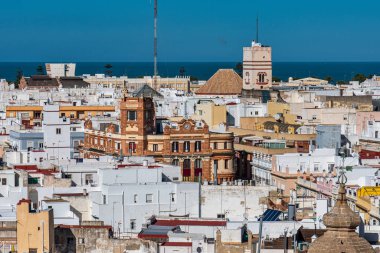 Cadiz, Endülüs, İspanya 'daki Tavira kulesinden eski şehir çatılarının görüntüsü