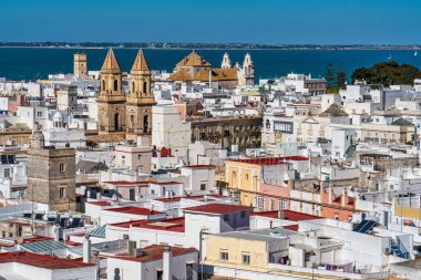 Cadiz, Endülüs, İspanya 'daki Tavira kulesinden eski şehir çatılarının görüntüsü