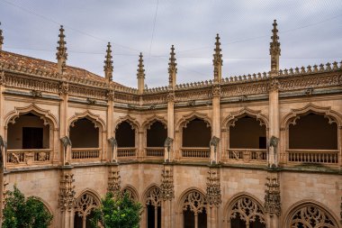 İspanya 'nın Toledo kentindeki San Juan de los Reyes Manastırı Gotik Atriyumu