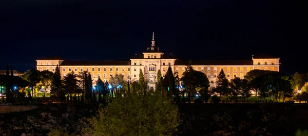 Academia de Infanteria, vojenská instituce v Toledu, Španělsko v noci — Stock fotografie