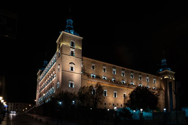Pohled na Alkazar z Toleda v noci v Toledu ve Španělsku — Stock fotografie