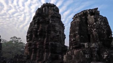 Bayon Tapınağı, Asya 'nın Angkor kentindeki zengin bir Khmer tapınağıdır. Bayon 'un en belirgin özelliği pek çok kuledeki dingin ve gülen taş yüzlerin çokluğu.