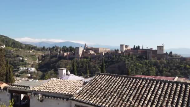グラナダのアルハンブラ宮殿の眺め 背景にシエラネバダ山脈とスペイン — ストック動画