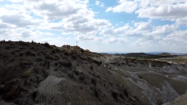 西班牙穆尔西亚附近的阿巴尼拉和马霍亚的荒地是几千年来水的侵蚀力形成的月球景观的地区 — 图库视频影像