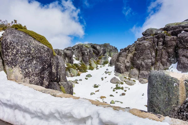 Landskap med snö i Serra da Estrela. Länet Guarda. Portugal — Stockfoto