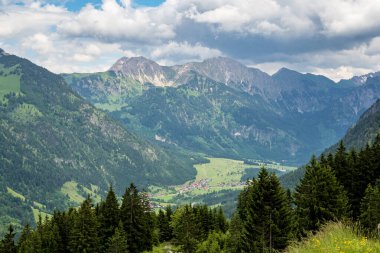 Almanya 'nın Bavyera kentindeki Bad Hindelang çevresindeki manzara