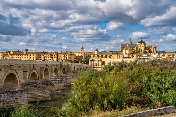 Mešita-katedrála a Římský most v Córdobě, Andalusie, Španělsko — Stock fotografie