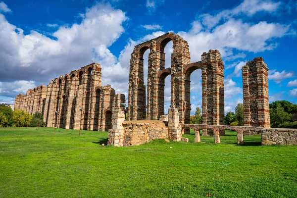 The Acueducto de los Milagros, Miraculous Aqueduct in Merida, Extremadura, Spain — Stock Photo, Image