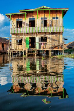 Shan, Myanmar 'daki Inle Gölü' nde tahta yüzen evler, eski Burma