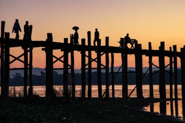 U Bein Köprüsü 'nün silueti gün doğumunda Myanmar' da Amarapura yakınlarında, eski Burma