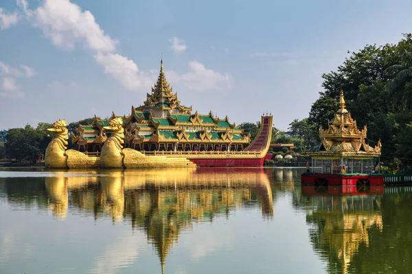 Templo Dourado Flutuante, Karaweik no Lago Kandawgyi em Rangum, Mianmar, Birmânia — Fotografia de Stock