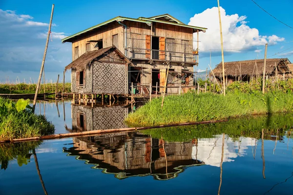 Casas flotantes de madera en el lago Inle en Shan, Myanmar, antigua Birmania — Foto de Stock