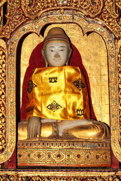 Buddha i Nga Phe Kyaung kloster vid Inle Lake, Myanmar tidigare Burma — Stockfoto