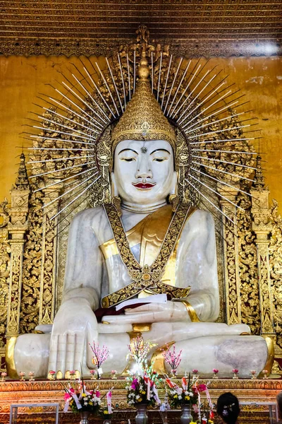 缅甸曼德勒Kyauktawgyi Paya的大型白色大理石佛像 — 图库照片