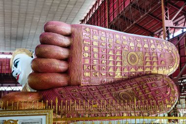 Yangon, Myanmar 'daki Chaukhtatgyi Buda Tapınağı' nda uzanan dev Buda.