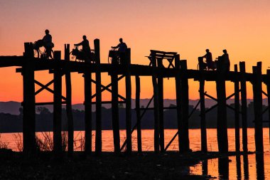 U Bein Köprüsü 'nün silueti gün doğumunda Myanmar' da Amarapura yakınlarında, eski Burma