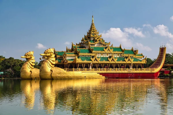 Templo Dourado Flutuante, Karaweik no Lago Kandawgyi em Rangum, Mianmar, Birmânia — Fotografia de Stock