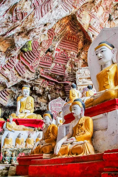 Buddha statyer i Yathaypyan Kawgungu grotta, Hpa An, Myanmar — Stockfoto