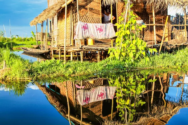 Case galleggianti in legno sul lago Inle a Shan, Myanmar, ex Birmania — Foto Stock