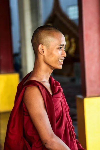 Янгон, Мьянма - 02 ноября 2019 года: Монах в храме Будды Чаухтагьи — стоковое фото