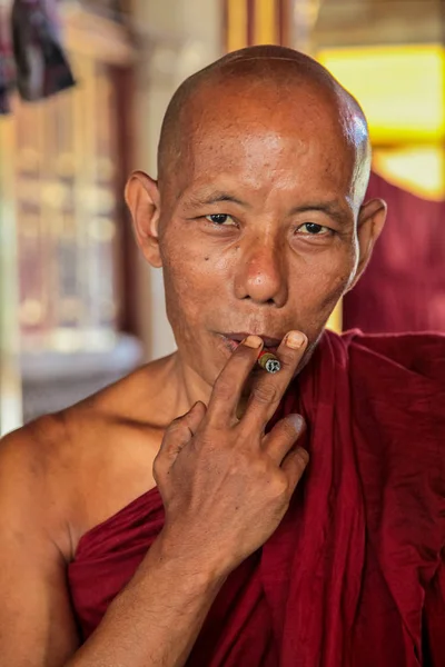 Mawlamyine, Myanmar - Nov 05, 2019: Monje fumador en Kyaung Seindon Mibaya — Foto de Stock