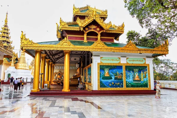 Yangon, Myanmar - Nov 02, 2019: Shwedagon Pagoda Temple — Stock Photo, Image
