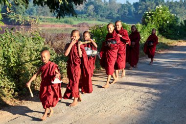 Pindaya, Myanmar - 08 Kasım 2019: Pindaya yakınlarında genç keşişler