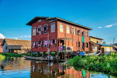 Inle Gölü, Myanmar - 08 Kasım 2019: Shan 'daki Inle Gölü' nde yüzen evler