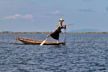 Inle Gölü, Myanmar - 08 Kasım 2019: Inle Gölü 'nde tek bacaklı bir balıkçı kayığı