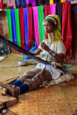 Inle Lake, Myanmar - 09 Kasım 2019: Padaung 'lu kadın, Karen uzun boyunlu kabile